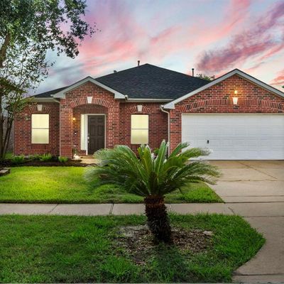 555 Small Cedar Dr, League City, TX 77573