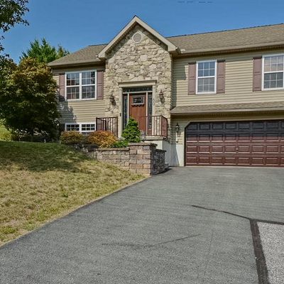 60 Asbury Ct, Mount Wolf, PA 17347