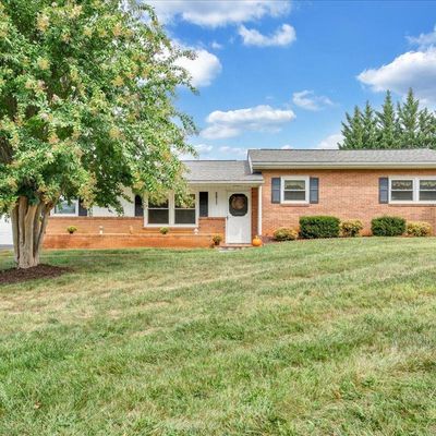 6811 Fair Oaks Rd, Roanoke, VA 24019