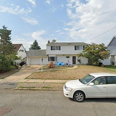 8 Dome Ln, Wantagh, NY 11793