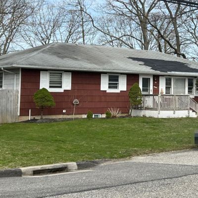 74 Coates Ave S, Holbrook, NY 11741