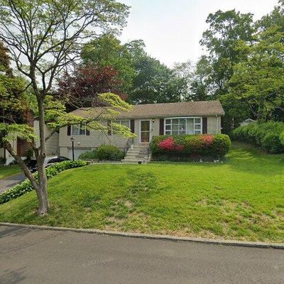 91 Dogwood Dr, Bridgeport, CT 06606