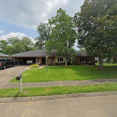 110 Larkspur St, Lake Jackson, TX 77566