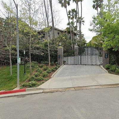 107 Delfern Dr, Los Angeles, CA 90077