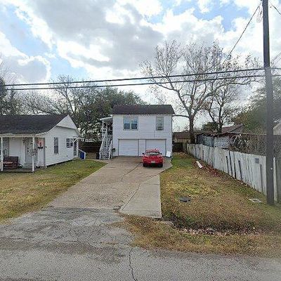 109 Avenue D, Highlands, TX 77562