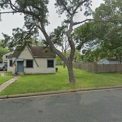 233 Pecan St, El Campo, TX 77437