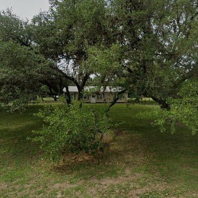 211 Windsor Dr, Beeville, TX 78102