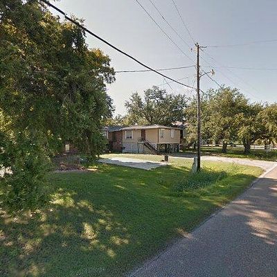 212 Medical Ave, Grand Isle, LA 70358