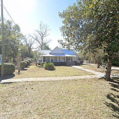 28 Live Oak Ave E, Defuniak Springs, FL 32435