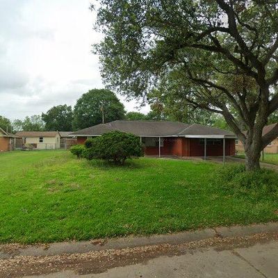 316 Angle St, Angleton, TX 77515