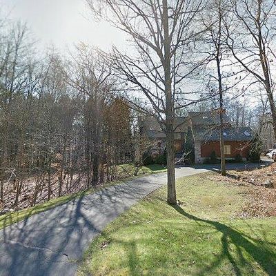 30 Coachman Ln, Woodbridge, CT 06525