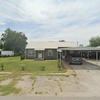 605 E Alameda St, Iowa Park, TX 76367