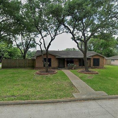 701 Fleetwood St, Baytown, TX 77520