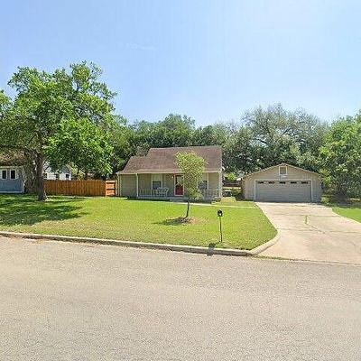 711 S Walnut Ave, Luling, TX 78648