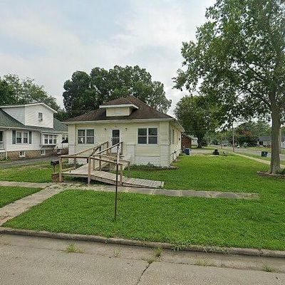 102 Flora Ave, Flora, IL 62839