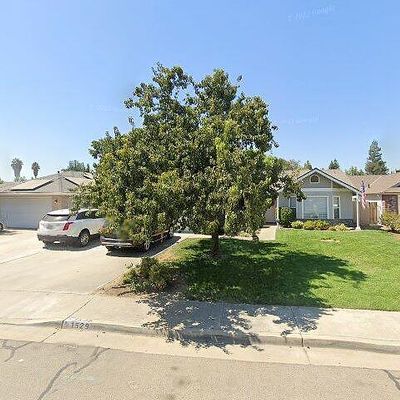 1529 S Cottonwood Ct, Visalia, CA 93277