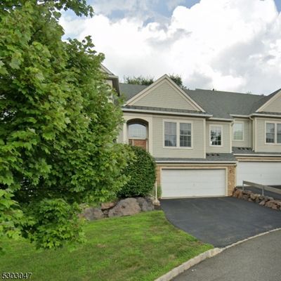 3 Crest Ct, North Haledon, NJ 07508