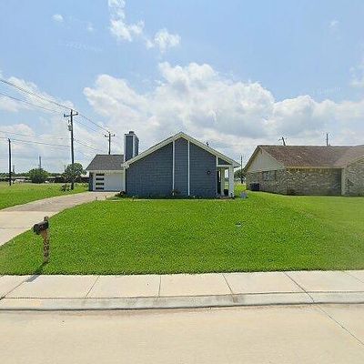 304 Oleander St, Lake Jackson, TX 77566