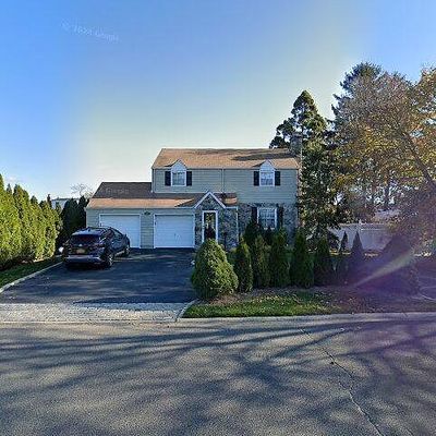 666 S Wellwood Ave, Lindenhurst, NY 11757