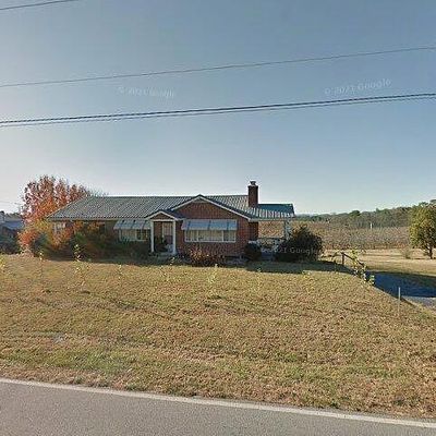 687 Ridge Rd, Hendersonville, NC 28792