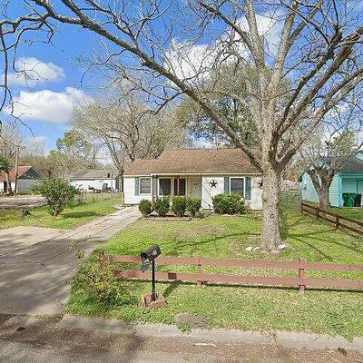 701 Kyle St, Angleton, TX 77515