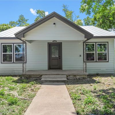 709 Gassaway Avenue, Lott, TX 76656