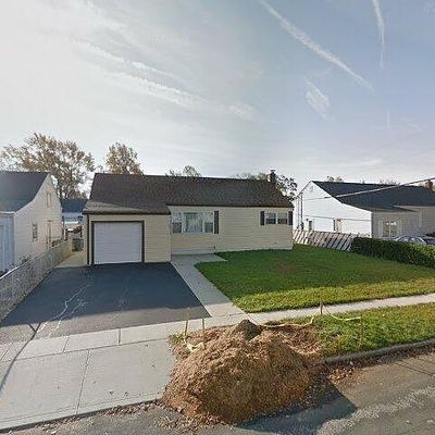 72 E June St, Lindenhurst, NY 11757