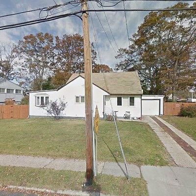 9 Pratt St, West Babylon, NY 11704