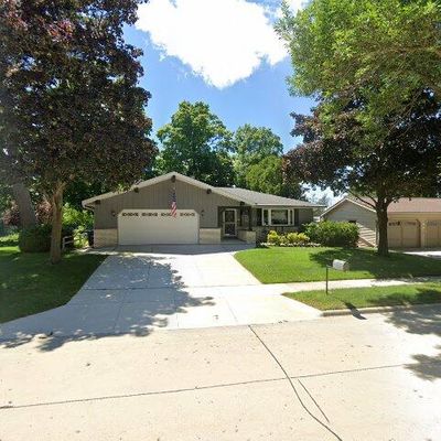 1611 Knoll Crest Dr, Sheboygan, WI 53081