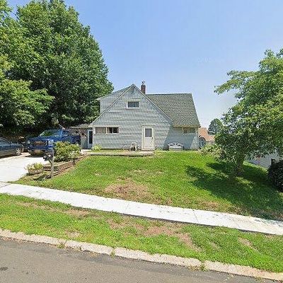 36 Huckleberry Ln, Levittown, PA 19055