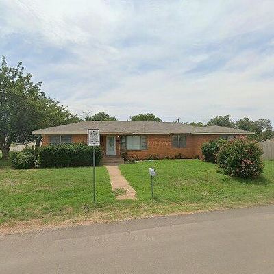 511 E Cash St, Iowa Park, TX 76367