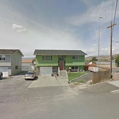 102 N Canyon Rd, Yakima, WA 98901