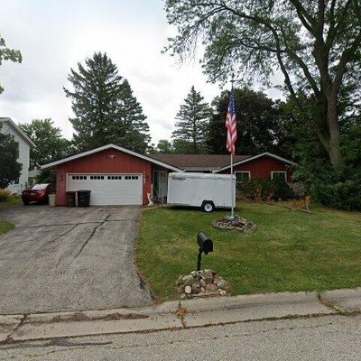 1147 Daisy Ln, Oconomowoc, WI 53066