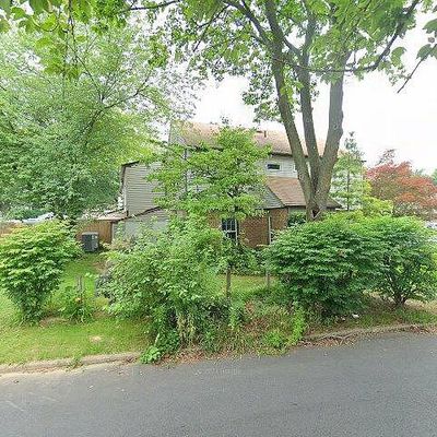 17 Hollybrooke Dr, Langhorne, PA 19047