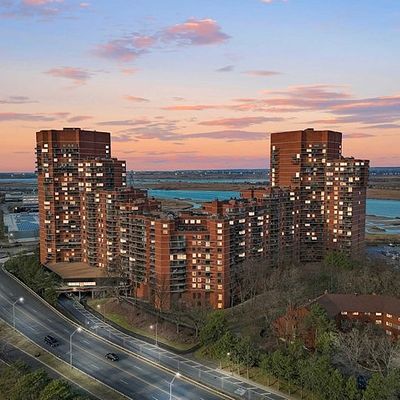 2038 Harmon Cove Tower, Secaucus, NJ 07094