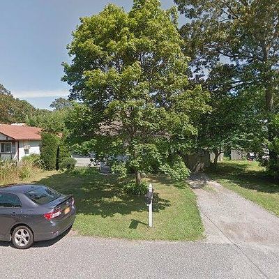 21 Birchwood Dr, Shirley, NY 11967