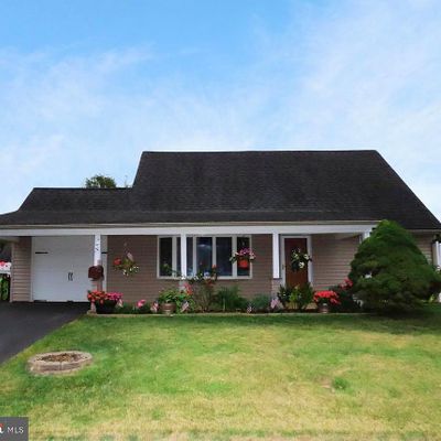 28 New Pond Ln, Levittown, PA 19054