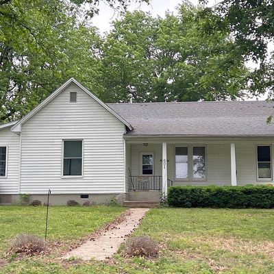 601 Mcnair St, Versailles, MO 65084