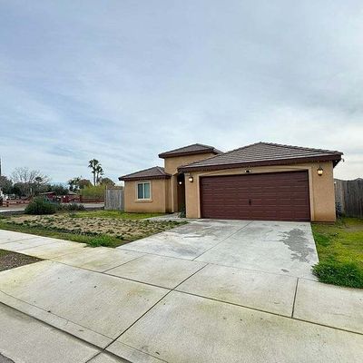 603 E Wutchumna Avenue, Woodlake, CA 93286