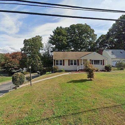 8 Lathrop Ct, Uncasville, CT 06382