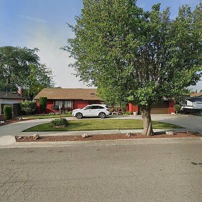 905 Yosemite Dr, Hanford, CA 93230