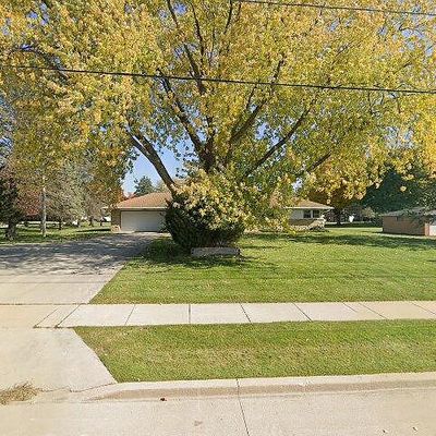 W239 N6952 Maple Ave, Sussex, WI 53089