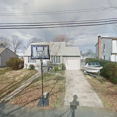 290 33 Rd St, Lindenhurst, NY 11757