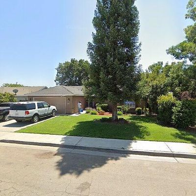 483 Crestwood Ave, Woodlake, CA 93286