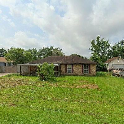 7 Burke Ct, Freeport, TX 77541