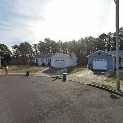 10 Bakoua Ct, Toms River, NJ 08757