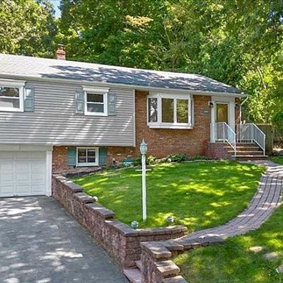 10 Iroquois Ave, Oakland, NJ 07436