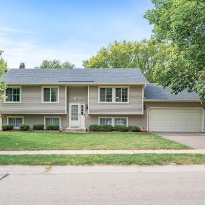 18647 Harrogate Dr, Eden Prairie, MN 55346