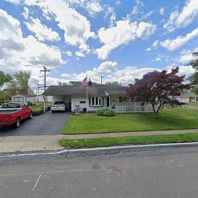 210 Pinewood Dr, Levittown, PA 19054