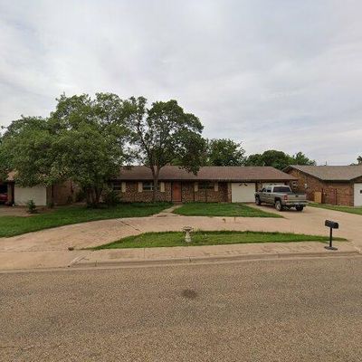 210 Redwood Ln, Levelland, TX 79336